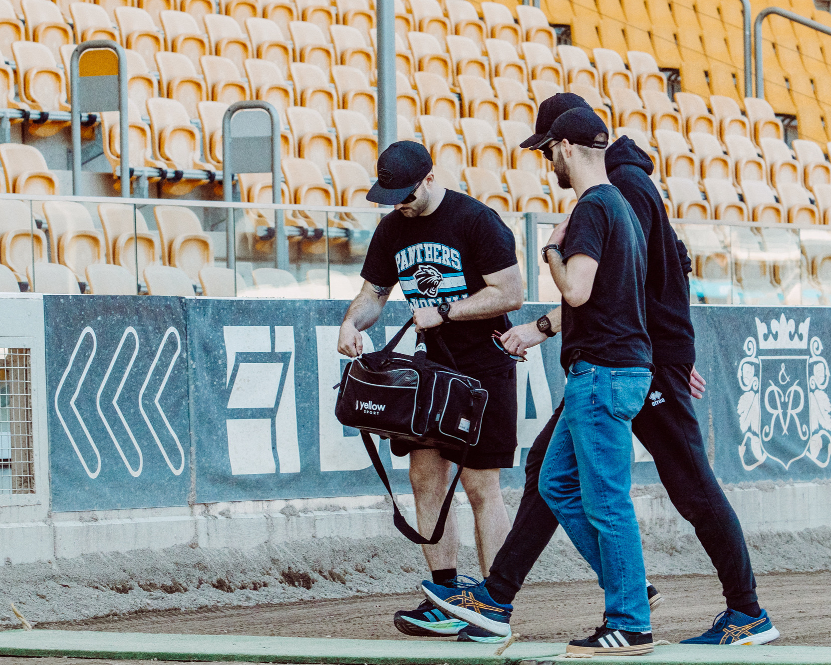 fizjoterapeuta sztab medyczny klubu sportowego trzyma torbę fizjoterapeuty od yellowSPORT